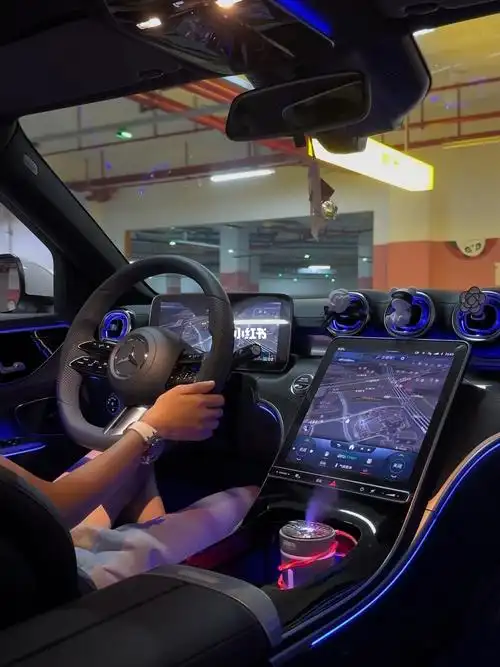 坐在闺蜜副驾驶看她单手打方向盘帅到没男朋友什么事了单手打方向盘