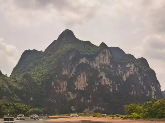画山,堪称漓江"巨壁美"之冠.