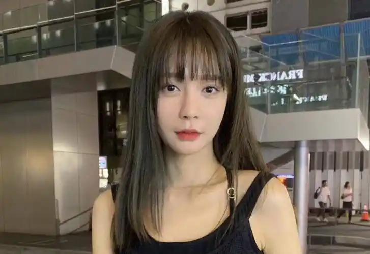 沈梦辰改变新发色,网友不看名字认不出,掀起刘海果真是判若两人_变化