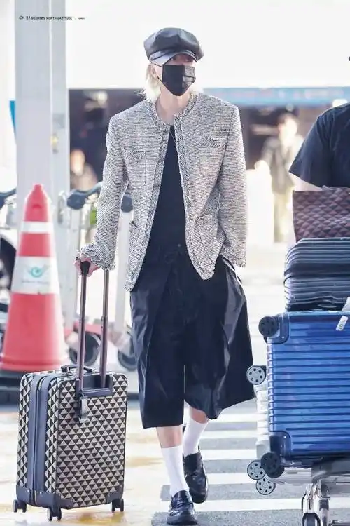 蔡徐坤最新亮相:小香风穿搭引领新潮流