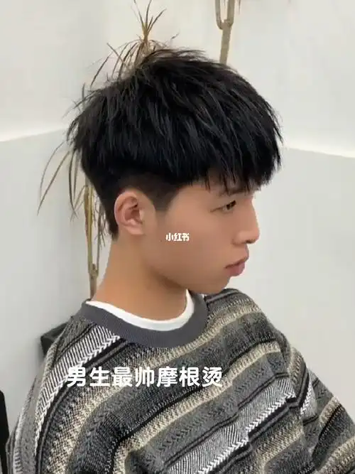 男士碎盖发型73微微的蓬松度凌乱有型73长度:10~15cm推荐73适合