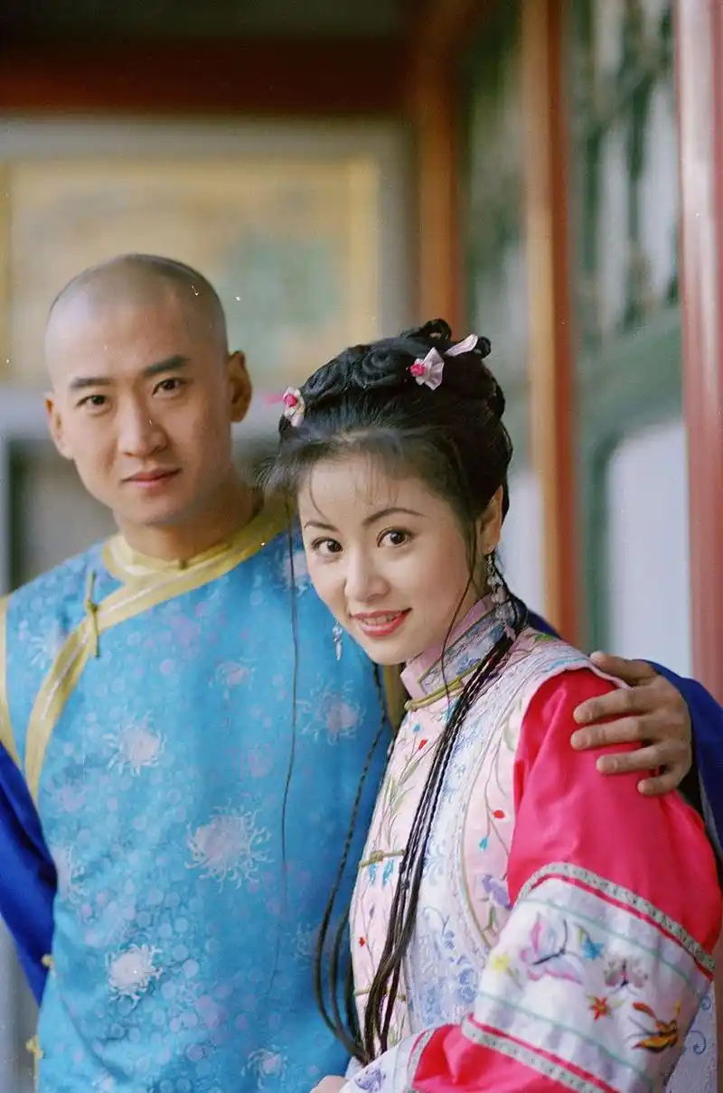 一部风靡全国的电视剧《还珠格格》播出,从此占据了这一代人的童年,在