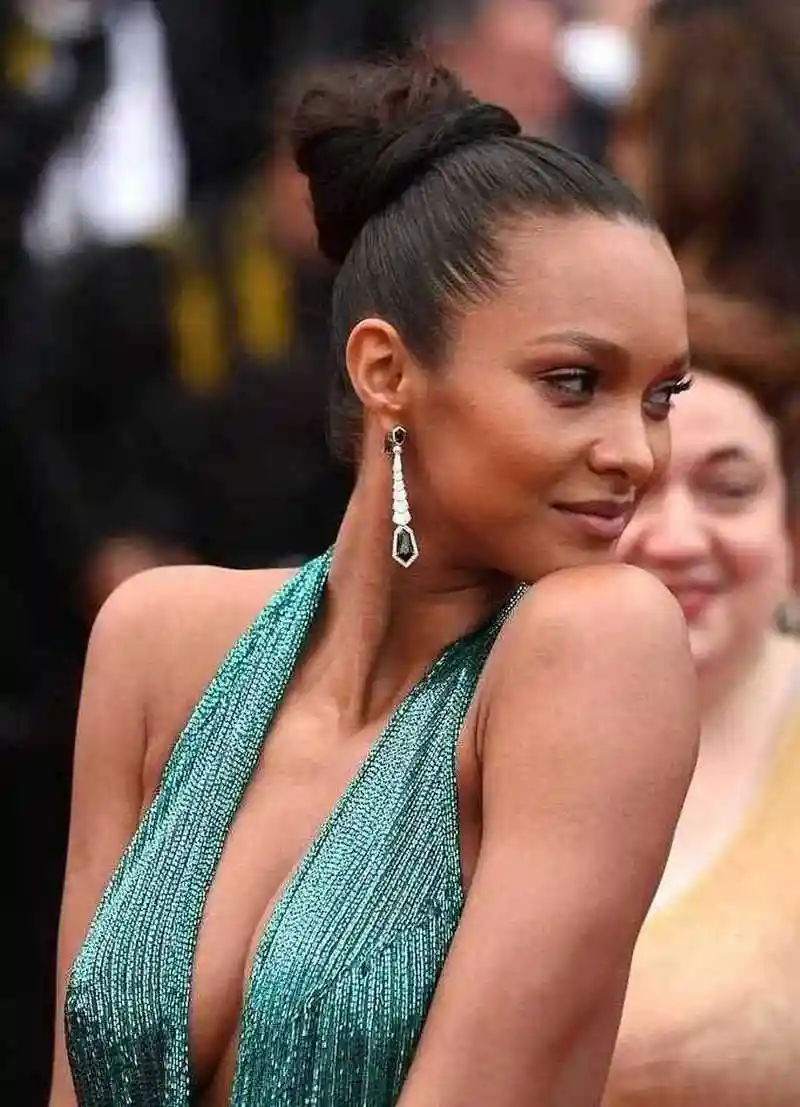 戛纳电影节红毯!黑珍珠超模 莱斯·里贝罗亮相.