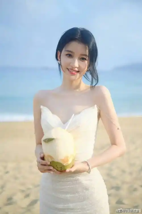 孙怡一袭抹胸白裙造型海边拍写真元气满满少女十足