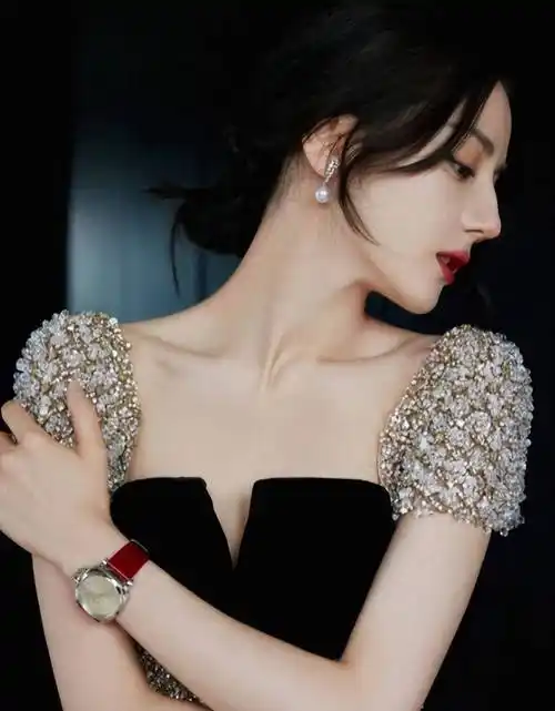 迪丽热巴不仅是一位优秀的演员,还是时尚界的偶像.