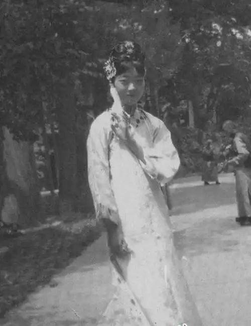 走进现代生活门槛的末代皇后婉容 - 雪儿 - 雪儿