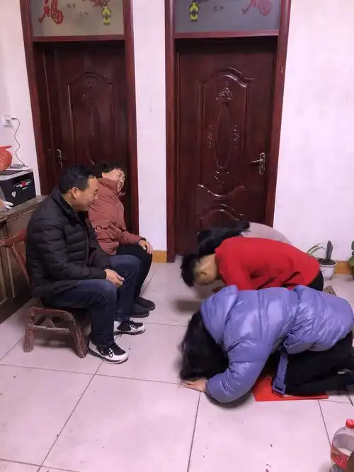 骐骥七一数学老师杨帆老师对父母进行春节跪拜.
