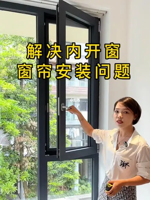 窗户与窗帘位的空隙很小,普通的轨道也要做到3cm厚,会挡住原来窗户