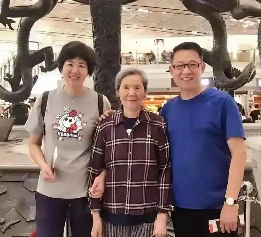 在一张珍贵的合影中,郎平与她的丈夫王育成以及母亲共同留下了这个