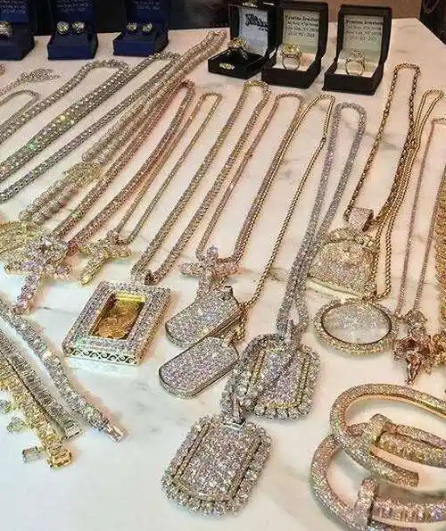 梅威瑟朋友圈炫富新花样,晒钱俗直接上美人