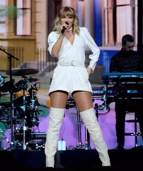 霉霉新歌首唱,连体裤长靴戴圣诞帽点燃气氛,粗壮大腿回不到从前