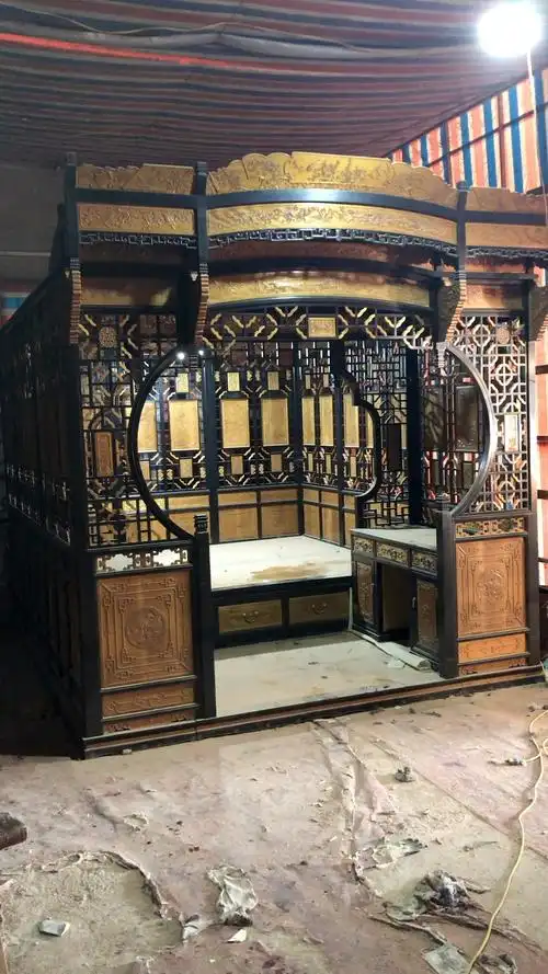 古代传奇—魅力千工拔步床极不寻常,它采用了中国祖祖辈辈的智慧结晶