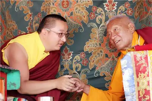 尊贵的第三世敦珠法王于莲师之殊胜生年吉日临噶陀金刚座大佛学院