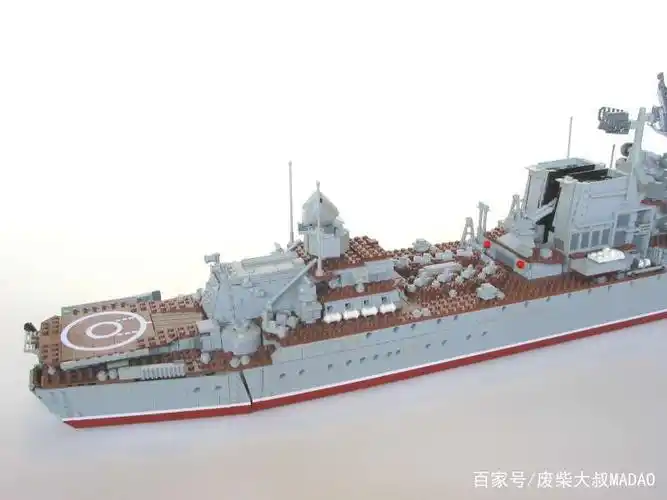 用乐高积木拼砌的导弹巡洋舰