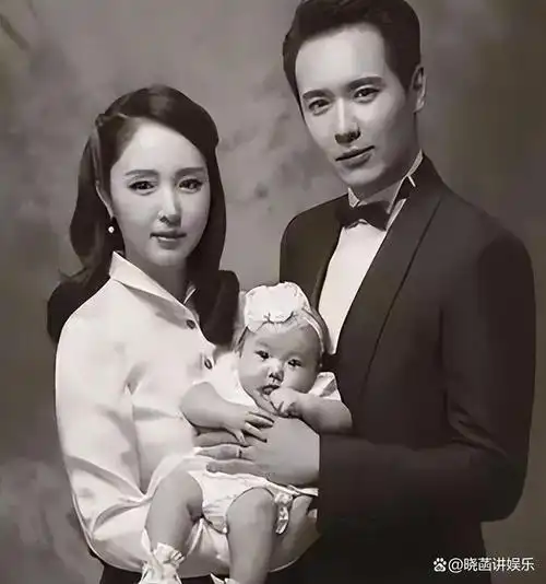 董璇一家三口为小酒窝庆生,41岁高云翔鬓角白发斑斑,憔悴了好多