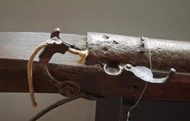 当时清军的主要装备鸟枪,一种继承自明朝的火绳枪,明朝时称之为鸟嘴铳