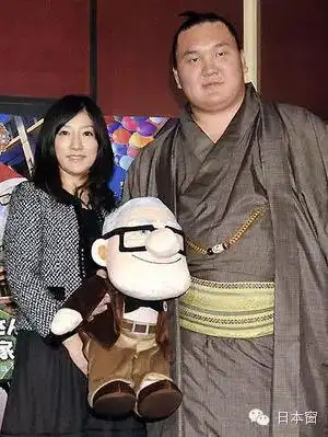 日本相扑们居然都娶到这样的美女老婆