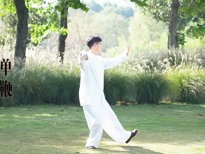 24式太极拳完整版演练,动作柔和缓慢,适合初学者