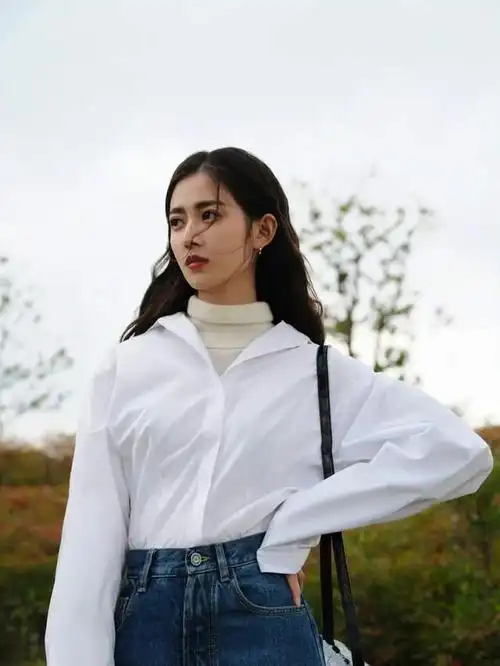 陈钰琪两组私服look,白色上衣简约舒适,随便一穿就很美!