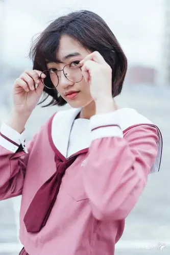 戴上眼镜感觉变一个人…… 制服:胡桃木jk 告白 摄影:@石见三也 第一