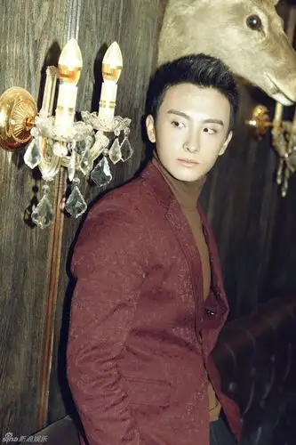 组图:牛骏峰复古风写真 冷峻型男展高贵气质