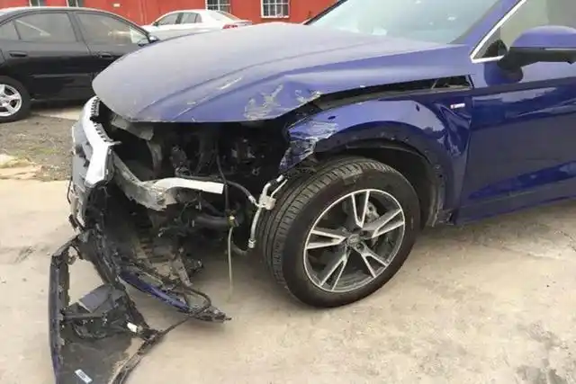 奥迪q5l左前侧撞坏修理一下需要多少钱车主一个大灯2万