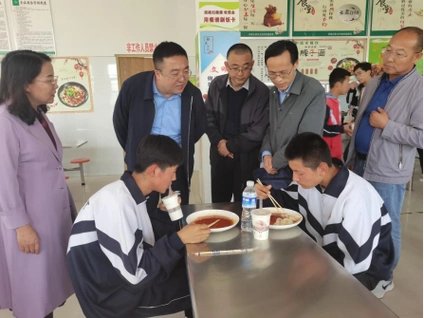 县委常委政府副县长董海龙督导环县第二中学食品安全两个责任落实情况