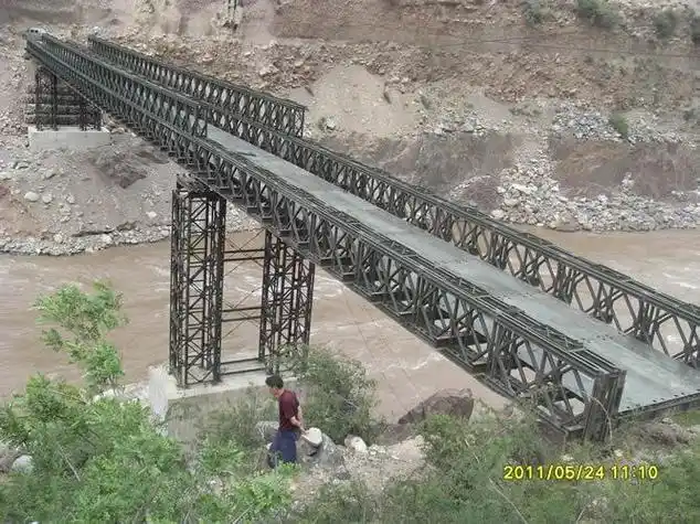 这种桥以高强钢材制成轻便的标准化桁架单元构件及横梁,纵梁,桥面板