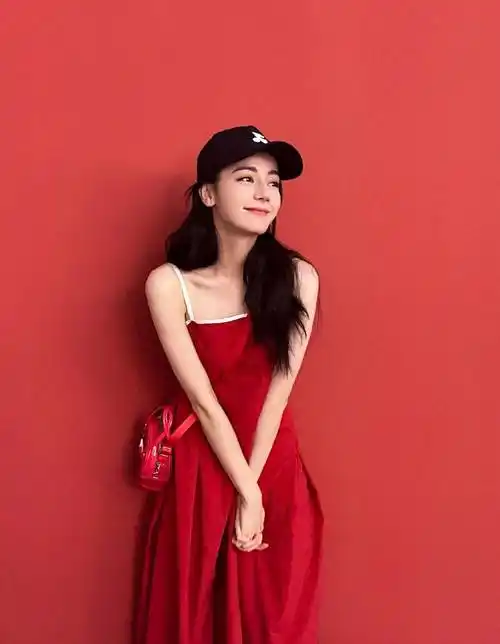 迪丽热巴红裙摆拍活力四射手捧气球摆拍侧颜优秀