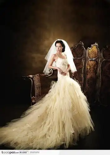 艺术婚纱摄影--靠在华丽椅子上的高贵气质美女