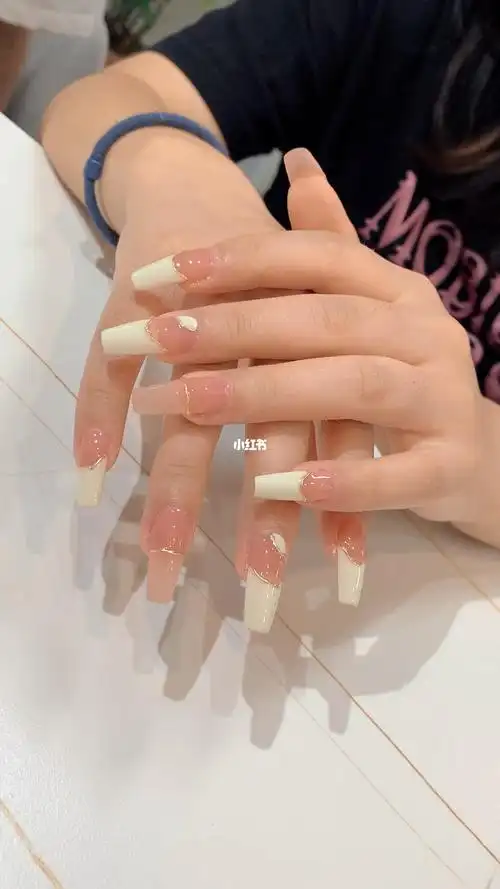 奶油白长款美甲