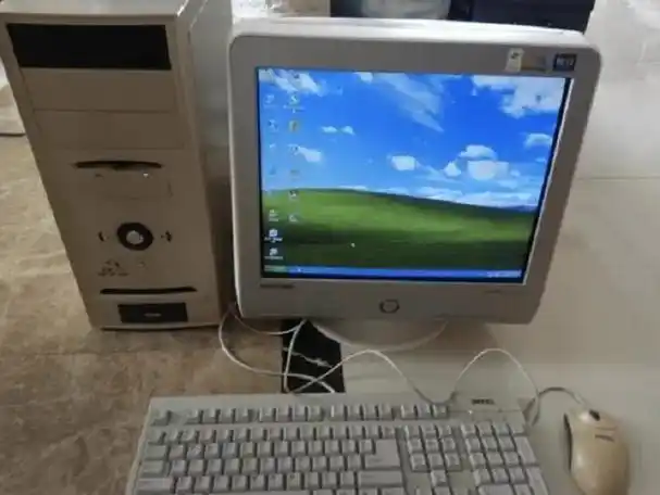 不知道80后是否还记得这种老式的电脑,特别是鼠标.