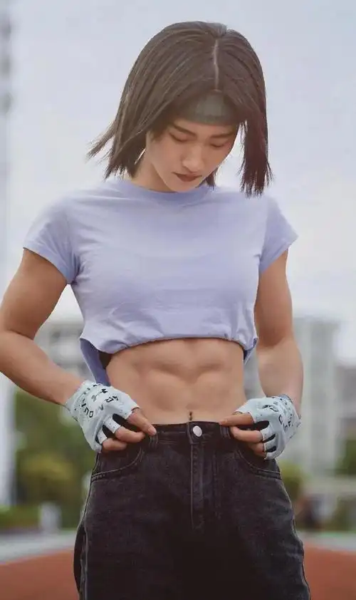 女大学生在宿舍练成街健大神, 8块腹肌完爆90%健身肌肉男!|引体向上|