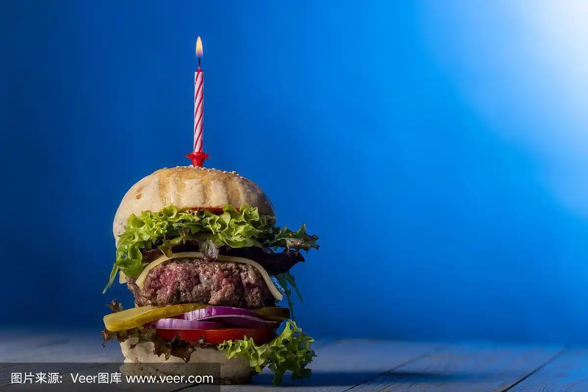 一个物体,蜡烛,奶酪汉堡,格子烤肉,盐渍食品