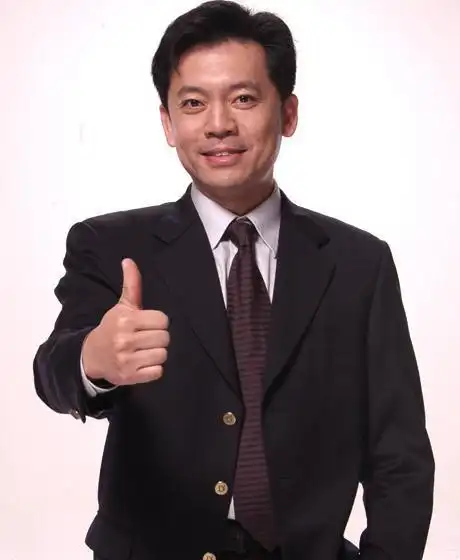 老戏骨何政军晒健身照身材健硕像青壮年因吸烟导致牙齿不好