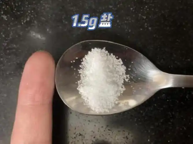 根据2016年中国居民膳食指南的推荐,成年人每天吃盐应该小于6克,孩子