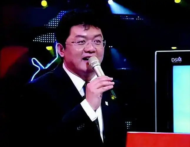 央视名嘴张斌,曾被妻子当众揭丑,身败名裂,如今二人却恩爱有加