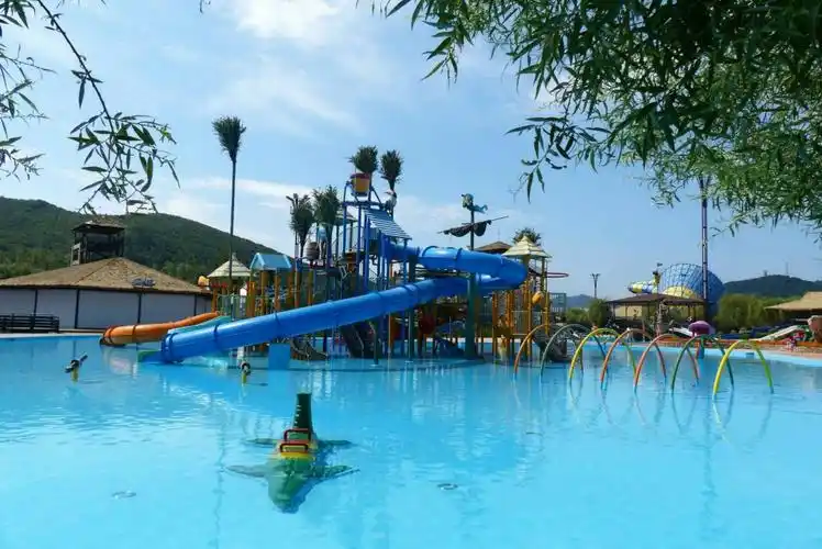 写美篇        汤河假日水上乐园,坐落于享有中国温泉之城的,辽阳市