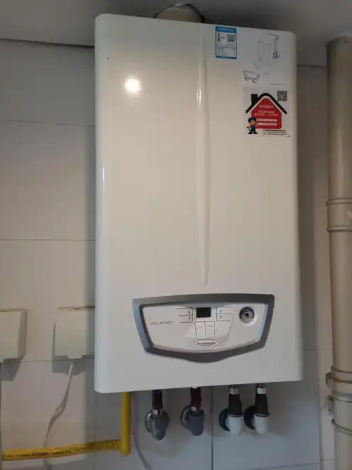 安装效果图如下;依玛艾罗米托斯24kw采暖热水两用燃气壁挂炉,是整机