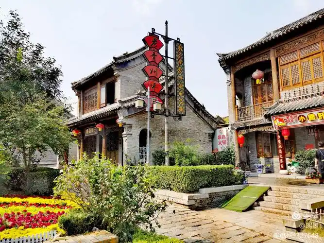 道路两旁的店铺大多装饰一新,挂着大红的灯笼和牌匾无不显示着老城的