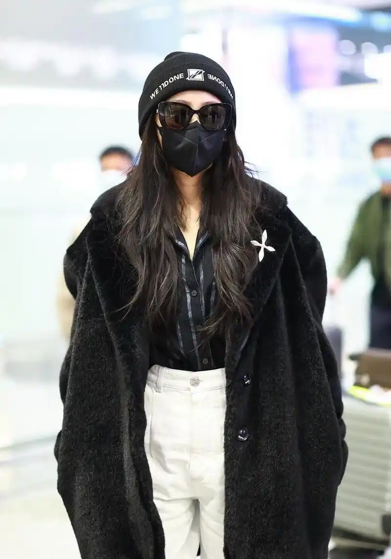 张天爱机场街拍 smfk黑色毛绒外套 条纹衬衫 白色牛仔裤 毛线帽暖和