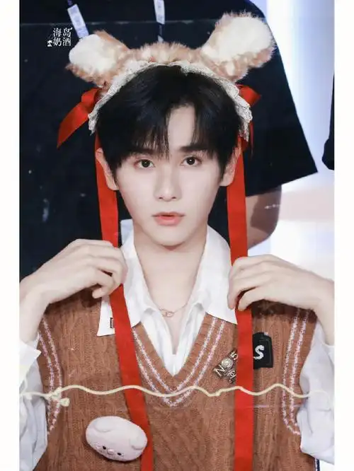 月色和雪色之间,你是第三种绝色 #into1高卿尘  #饭拍