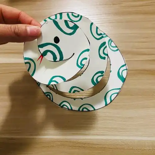 温情相伴"——齐幼小农娃"云中游"中班段第一期百变小制作《 小蛇来了