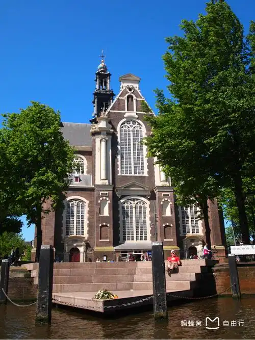 这个教堂也跟城内其它多数教堂一样,以地理位置来命名,而不用圣徒的