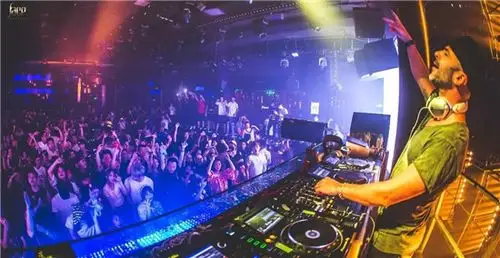 欧美夜店现场dj打碟图片而小编知道哪里学习并不需要那么多,就是小编