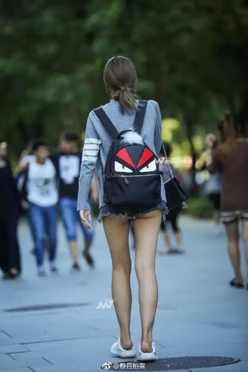 街拍: 路遇穿牛仔超短裤的时尚小韩妹, 网友: 这个好|韩妹|超短裤