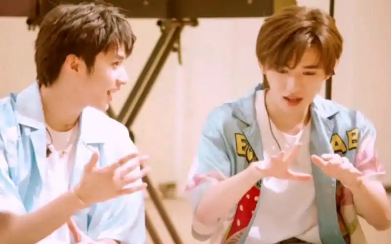 文文轩轩手拉手,绝世枭雄并肩走!#文轩牵手合集