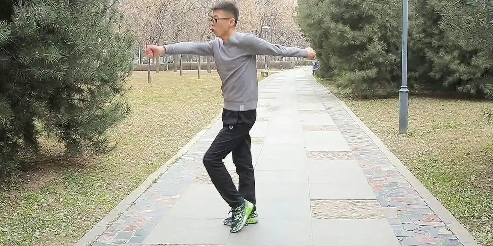 每天坚持原地摆臂竞走89次12天暴瘦全身告别顽固脂肪