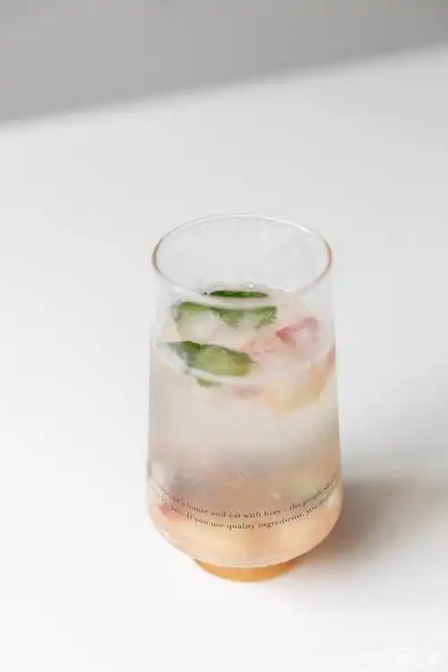 夏日神仙饮品,自制少女心爆棚的蜜桃气泡水,解渴又好喝