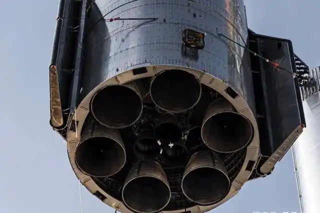 马斯克分享spacex超重型火箭发动机转向测试视频,排列得密密麻麻_飞船